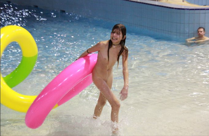 Videofilm über FKK im Pool in Frankreich [FKK Archiv]